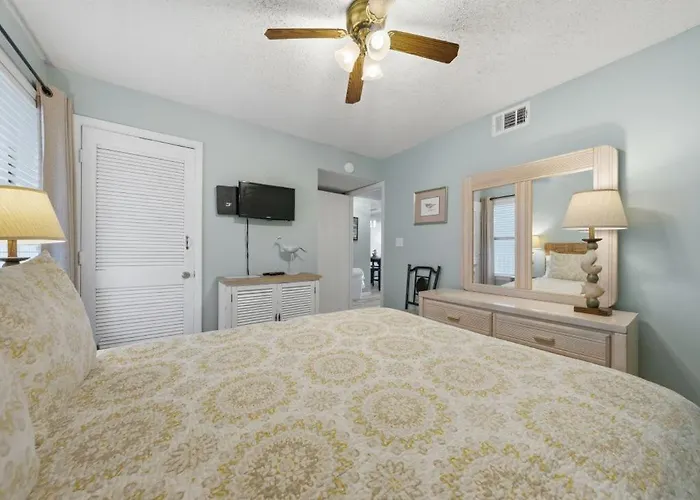 Apartment Compass Point 205 By Youngs Suncoast